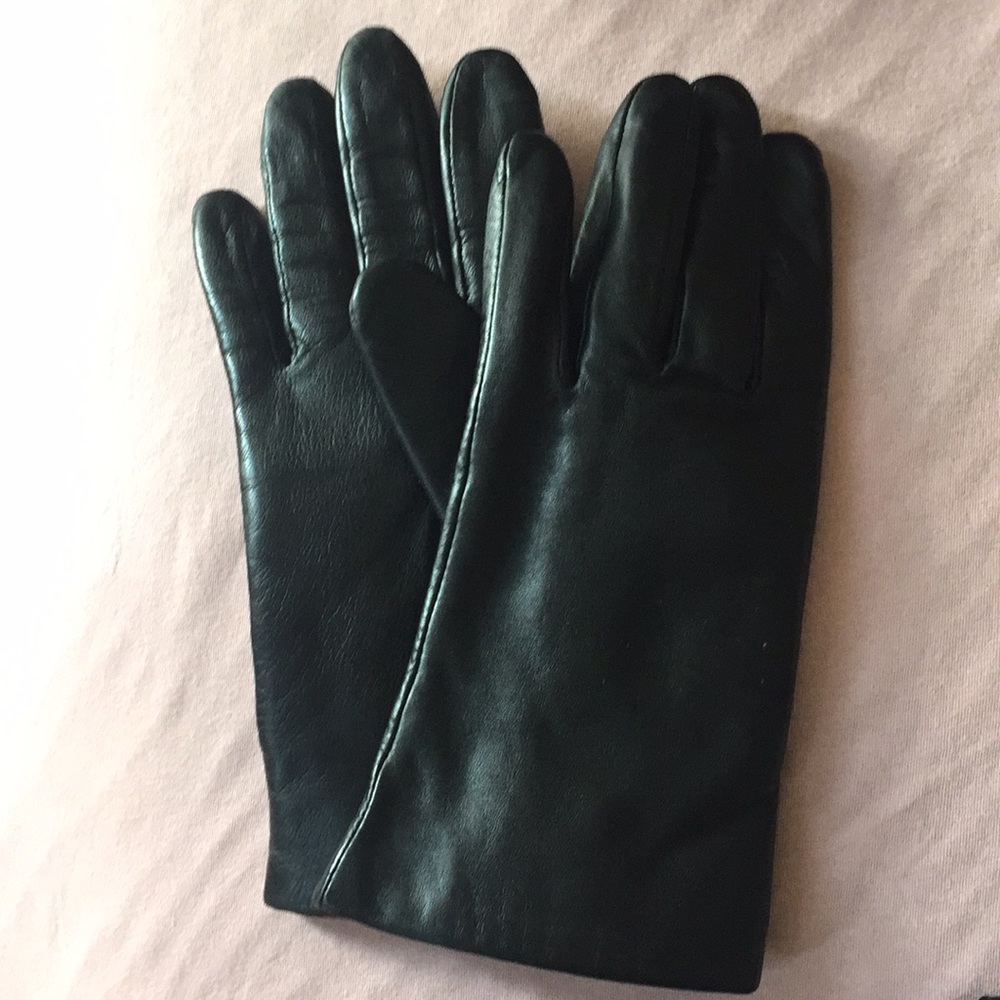 Leather gloves with poly lining